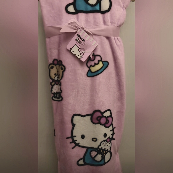 NWT Hello Kitty Cupcake Pink Plush Blanket - Picture 4 of 5